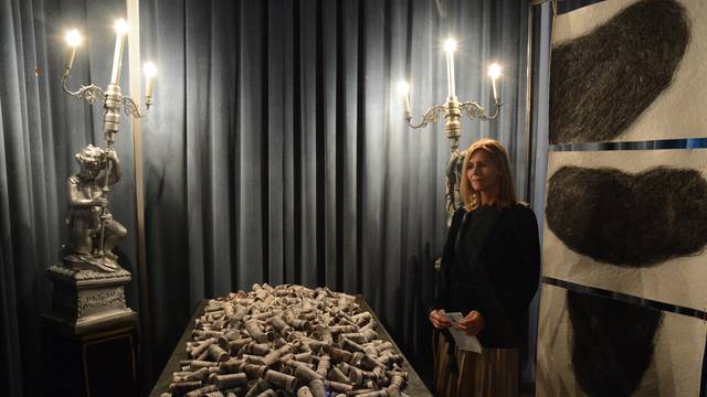 Koprivnica: IzloÅ¾ba slika, instalacija i sliÄnih umjetnina u mrtvaÄnici na groblju