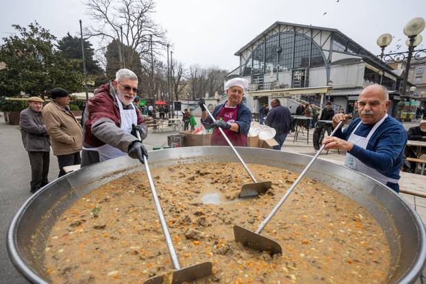 Pula:  500 besplatnih porcija “Lovačkog doručka” podjeljeno na slast prisutnim puljanima