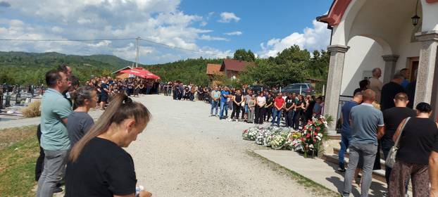 FOTO TUGA U KOTOR VAROŠU Pokopali Draganu (34) koja je poginula u buktinji kod Omiša