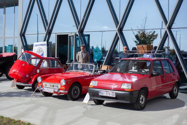 Osijek: Izložba oldtimer vozila ispred Gospodarskog centra