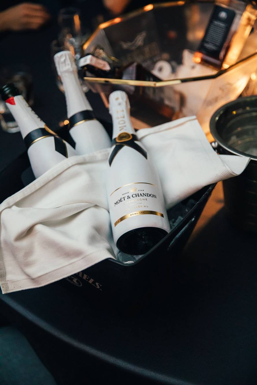 Spektakl za pamćenje – Aca Lukas i Mira Škorić zapalili Globus na Velesajmu!