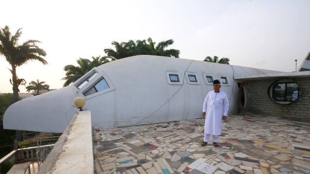 Nigerijac napravio ženi kuću u obliku aviona jer voli putovati