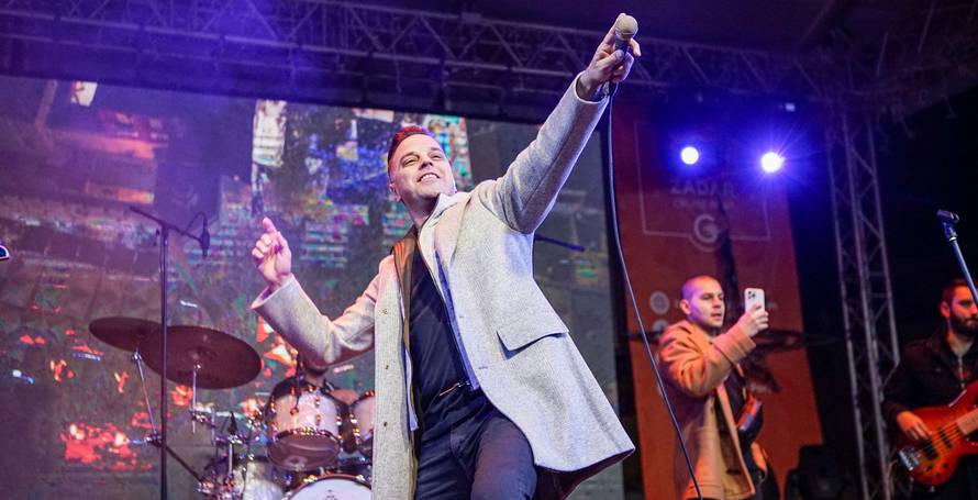 Adventski koncert Ivana Zaka se pretvorio u slavlje za zadarske nogometaše Livakovića i Erlića