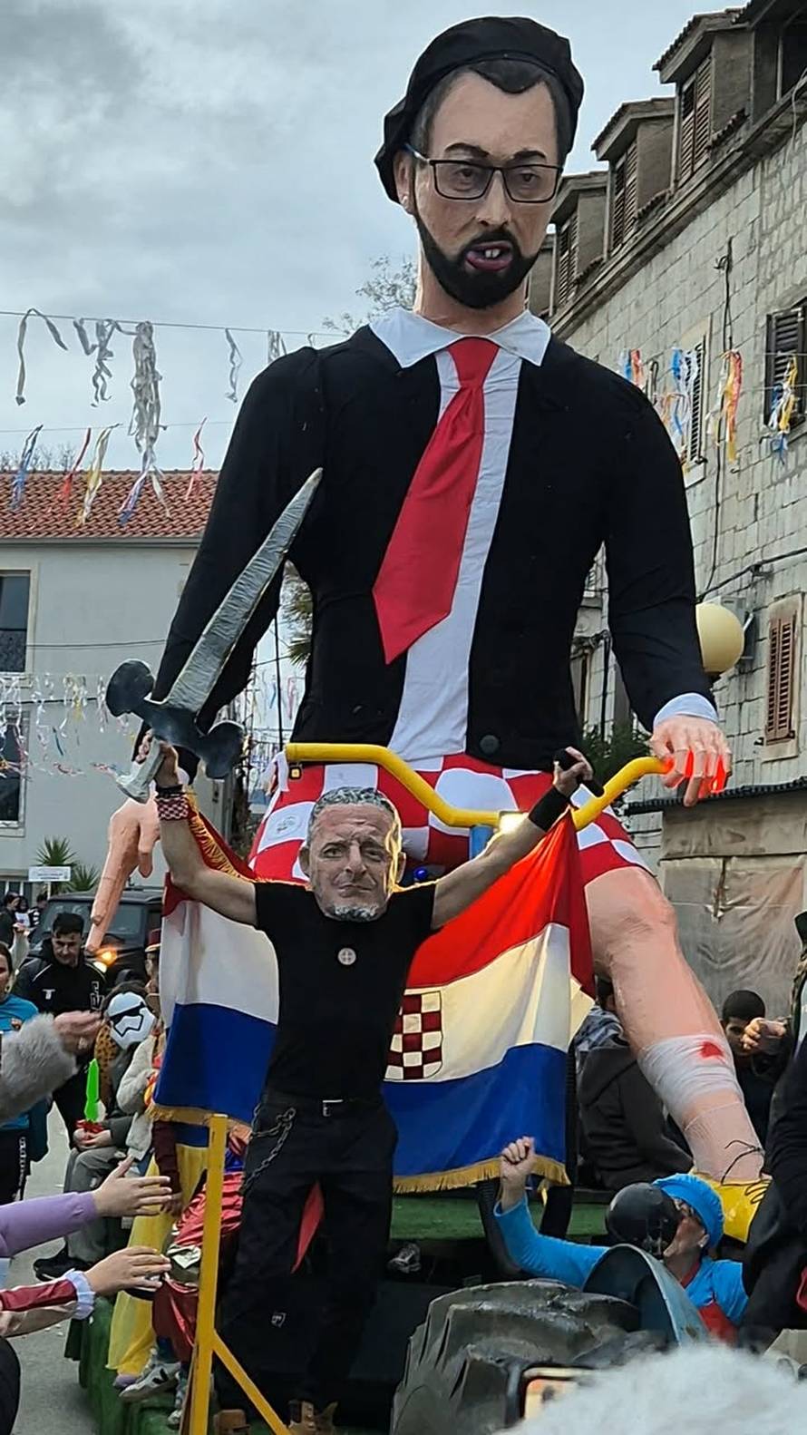 FOTO Tomašević i Thompson hit krnjevala: 'S figurom idemo u Rijeku. Ne spaljujemo ih...'