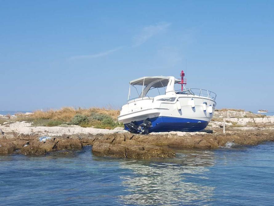Pijani Austrijanci gliserom se nasukali na otočić kraj Poreča