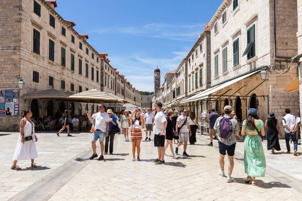 Sunčan dan na ulicama Dubrovnika