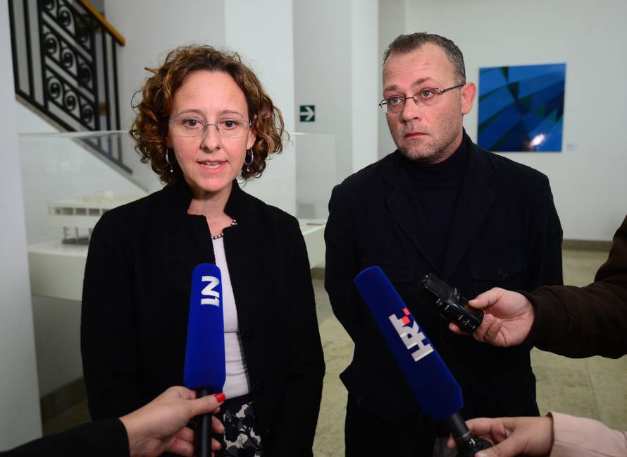 Kavalir Hasanbegović dočekao svoju nasljednicu s cvijećem