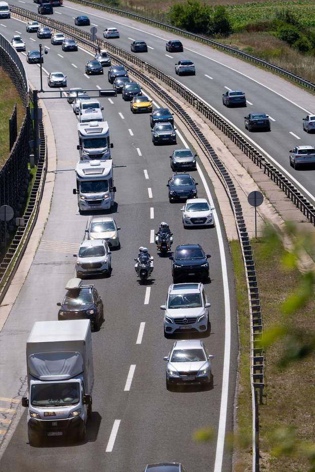 Otočac: Nastala kolona zbog prometne nesreće u tunelu Brezik u smjeru Zagreba