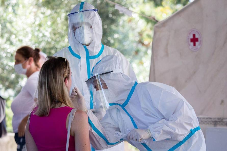 Rijeka: Veliki broj turista čeka u redu kako bi se testirali na koronavirus