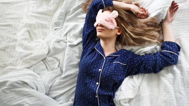 Prednosti spavanja s maskom za oči: Dublji je san, smanjuju bore i olakšavaju glavobolju