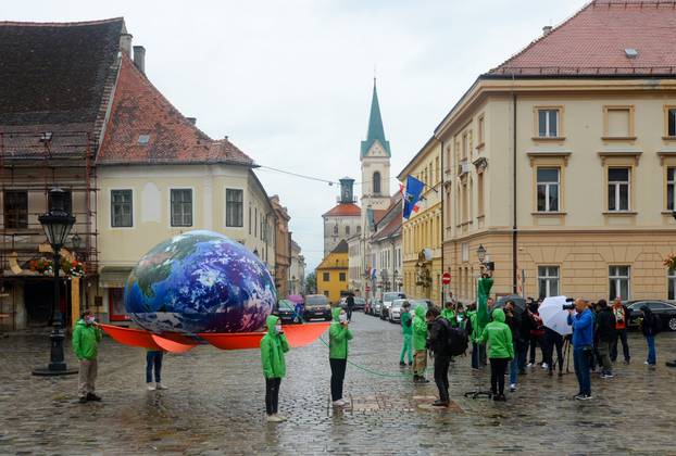 Zagreb: Članovi Greenpeacea na Markov trg donijeli planetu Zemlju spojenu na infuziju