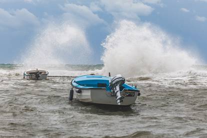 FOTO Umag pod vodom: Snažan vjetar izmamio surfere na more, šetače je 'okupao' ogroman val