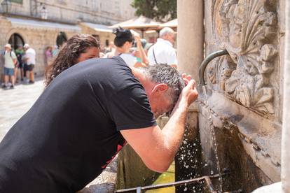 FOTO Temperature visoke, a turisti u Dubrovniku se opustili. Mogli bi biti kažnjeni, evo zašto