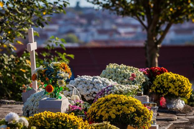 Kaštel Stari: Groblje Sv. Nikole i misa povodom blagdana Svih svetih