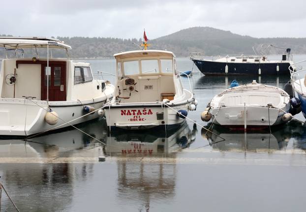 Šibenik: Jugo potopilo Dolac, cijela riva je pod morem