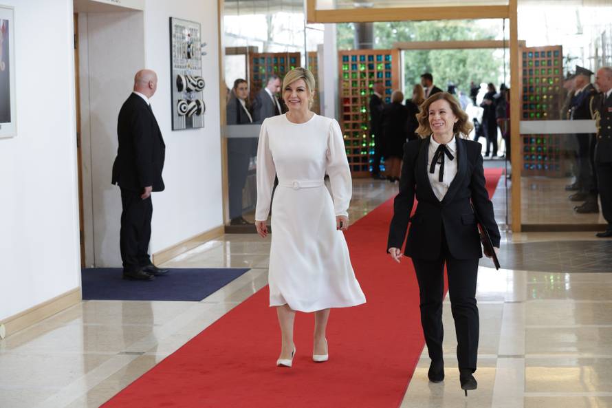 Kolinda izašla iz auta u balerinkama, a nakon ulaska u Predsjedni?ke dvore obula bijele štikle