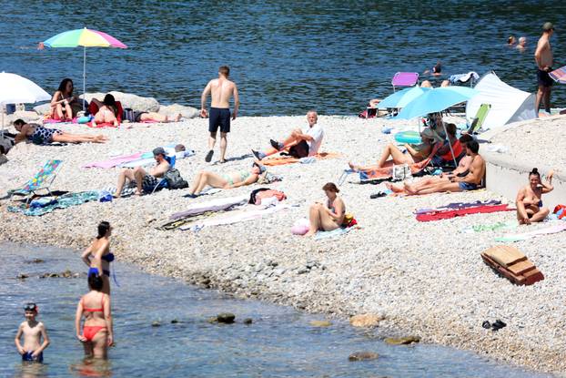 Rijeka: Kupači uživaju u kupanju i sunčanju na plaži Ploče na Kantridi