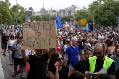 FOTO Bizarne scene u Barceloni: Turisti piju kavu, prosvjednici ih špricaju. Sve je puno policije...