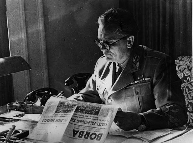 Staatschef Tito liest Zeitung / Foto / 1947