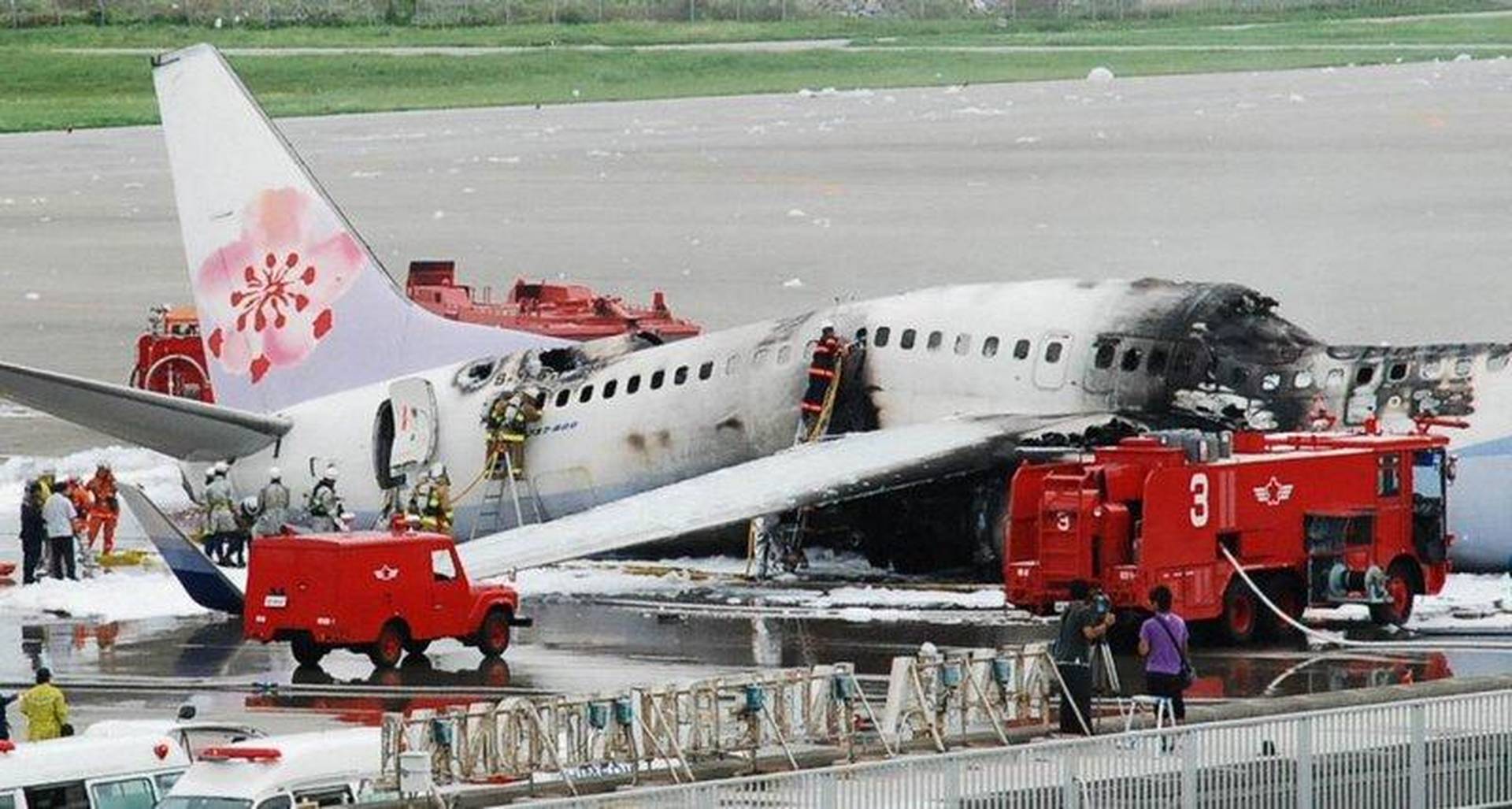 В суданском хартуме выкатился за пределы полосы a310. В шереметьево сгорел самолет s7. Аварийная посадка в японии. Сейчас в японии горит самолет. Взорвался китайский самолет.