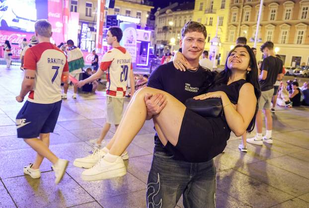 Zagreb: Navijači prate utakmicu na Trgu bana Jelačića