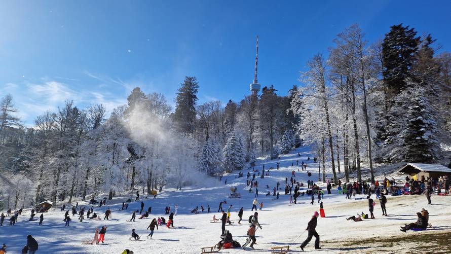 Počela sezona skijanja na Sljemenu, cesta je zatvorena. Voze samo autobus i žičara