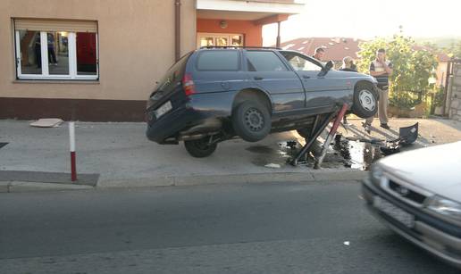 Vozač se Fordom popeo na stupiće i lakše se ozlijedio 