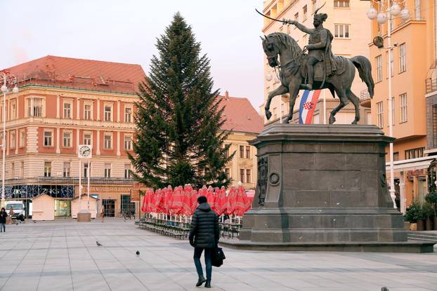 Zagreb: Na Trgu bana Jelačića postavljen bor