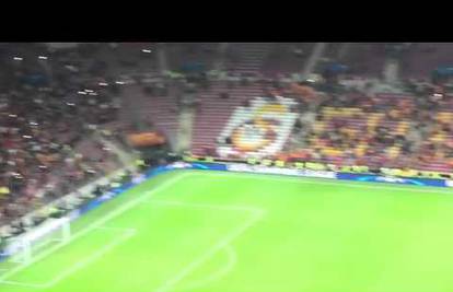 Da se čovjek naježi: Sneijder s centra terena vodio navijanje