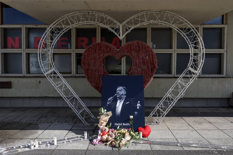 Sarajevo: Dan nakon okupljanja u čast Halida Bešlića građani još uvijek donose cvijeće