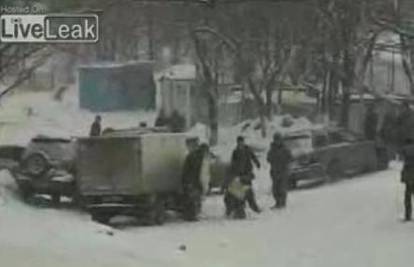 Vozači u Rusiji sklizali se po cesti okovanoj ledom