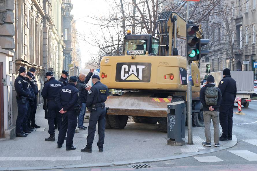 Zagreb: Pod jakim policijskim osiguranjem nastavljena izgradnja podzemnih spremnika u Žerjavićevoj ulici