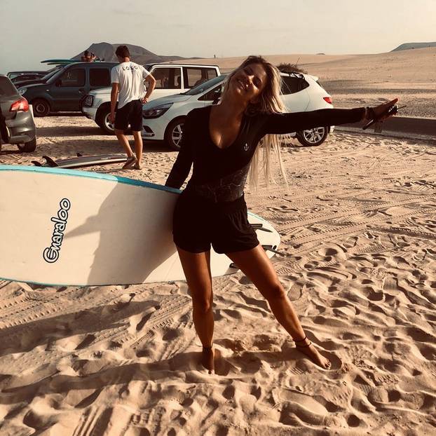 FOTO Paklena je za volanom, a tek kad skine gaćice i grudnjak