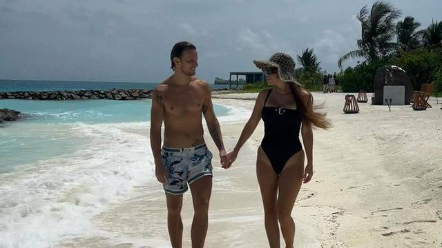 Rakitić na Maldivima! Objavio fotku sa suprugom na plaži...