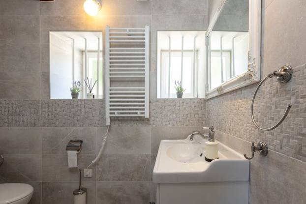 FOTO Ovaj predivan kameni dvorac s bazenom se prodaje za manje od 2 milijuna eura!