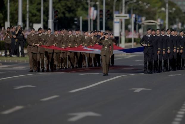 FOTO Hrabre vojnikinje stupale na mimohodu. Poručnica uzela zastavu: 'Tata puca od ponosa'