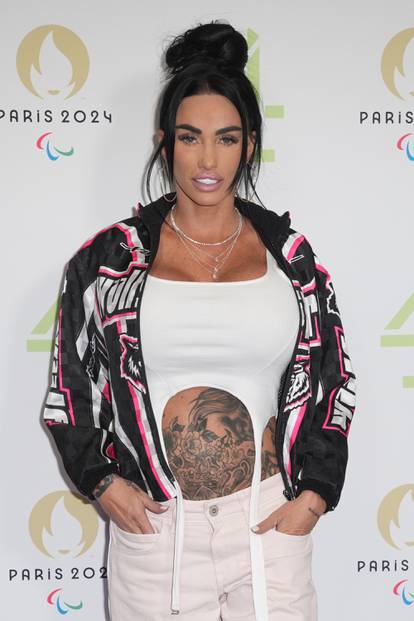 Bujna Katie Price operirala je grudi 17 puta. Objavljene fotke s bazena. Pišu joj: Pa ti ne toneš!