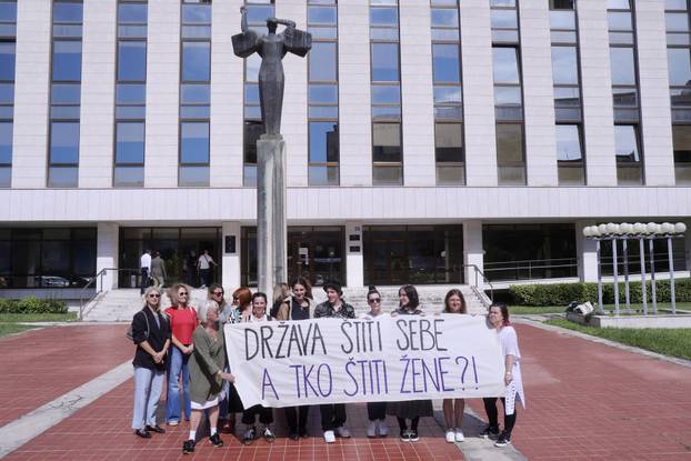Split: Prosvjed ''Država štiti sebe, a tko štiti žene?'' od udruge Domino