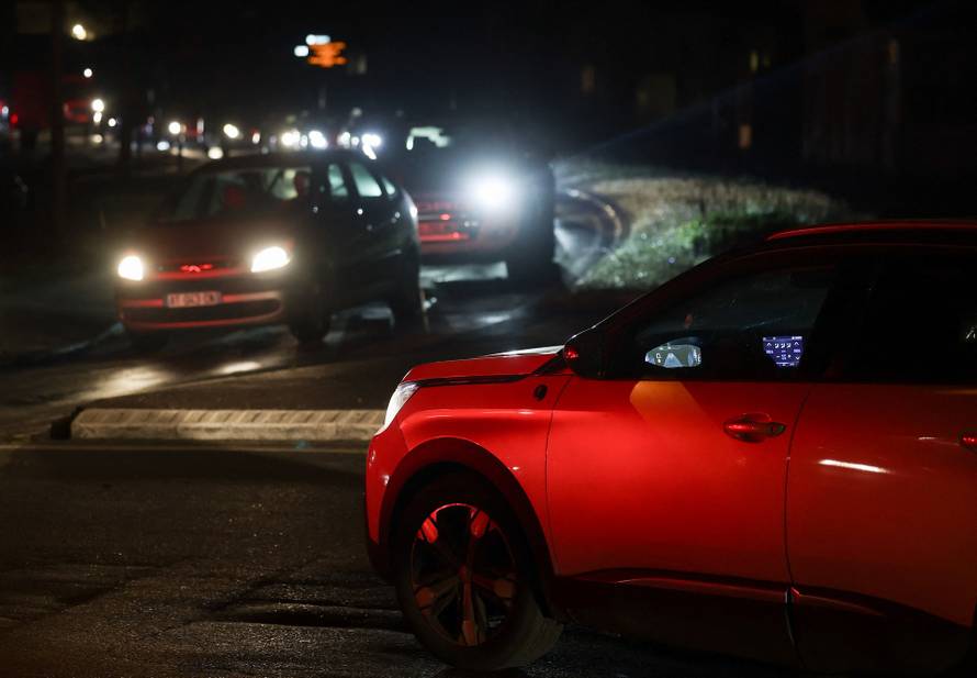 Evacuated residents leave Saint-Jean-d’Illac
