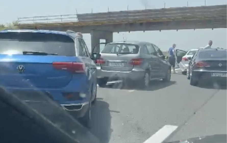 VIDEO Kaos na prometnicama: Više sudara, zapaljeni auto... Ogromne kolone prema moru