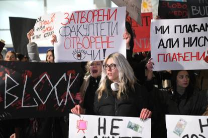 FOTO Dramatične scene u Srbiji: Studenti prosvjedovali ispred zgrade RTS-a. 'Vučiću, stop!'