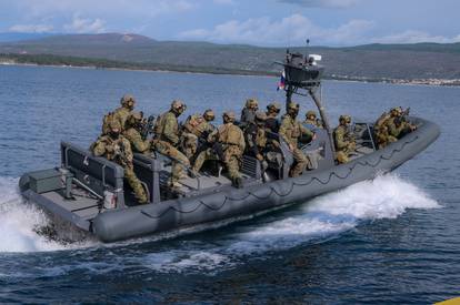 FOTO Hrvatski specijalci u akciji: U vježbi s NATO snagama zauzeli su 'oteti brod kod Krka'