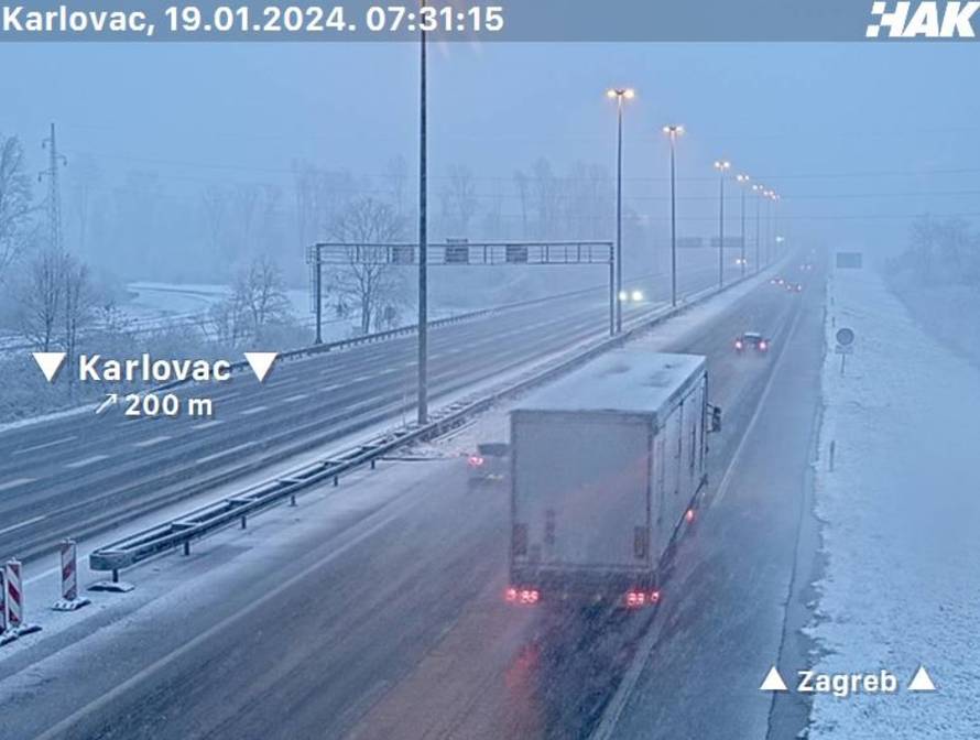 Ne krećite na put bez zimske opreme. Kolona na A2 kod Zaprešića oko tri kilometra