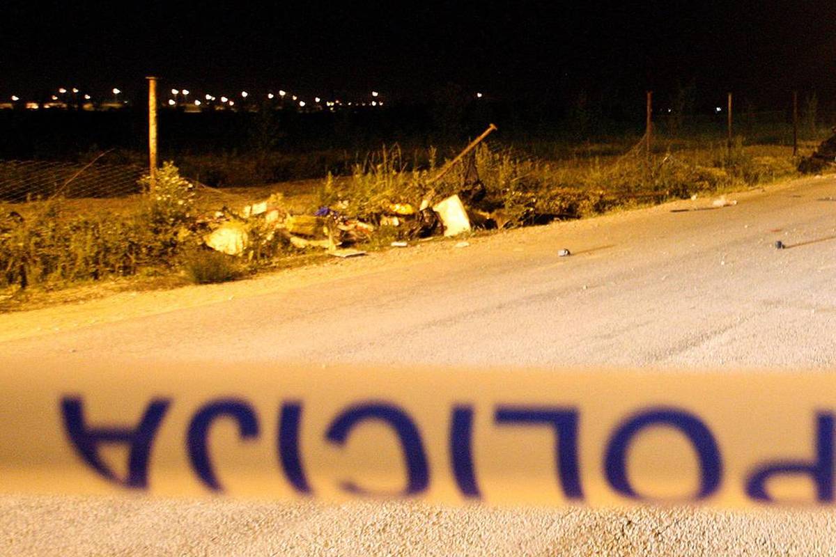 Mladić pretjecao motociklom bez svjetala, udario u most i ogradu dvorišta i poginuo