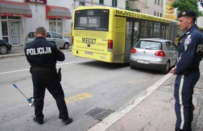 Split: Ženu oborio gradski bus kad je ulazila u auto