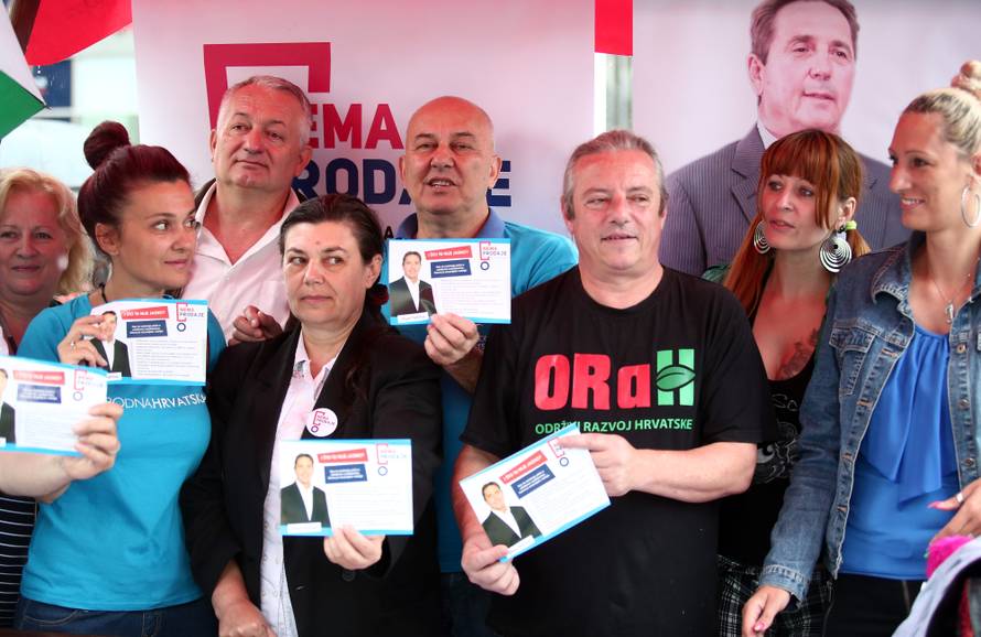 Umjesto pustim obećanjima glasače je mamila - dekolteom