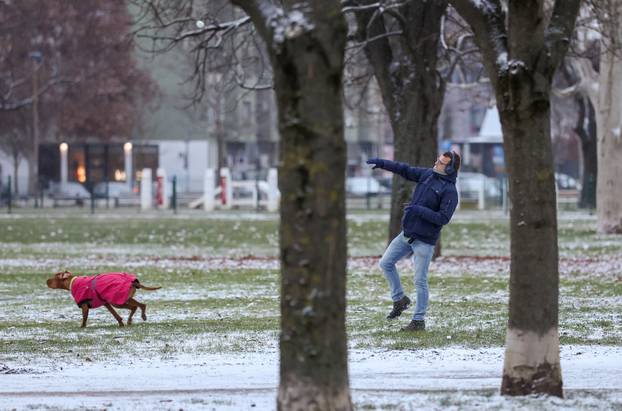 Zagreb: Lagani sniježni pokrivač u središtu grada