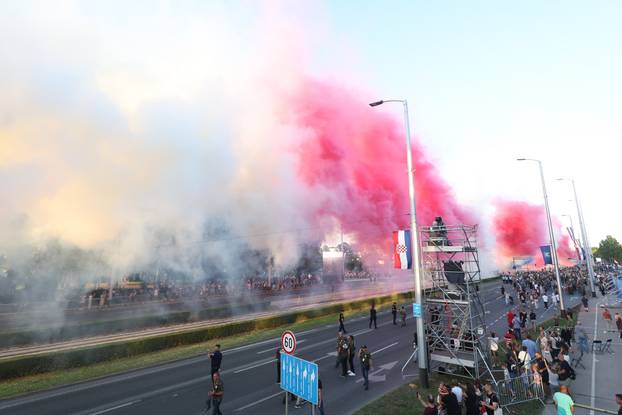 Zagreb: Vojni mimohod završio uz veličanstveni pirotehnički šou 
