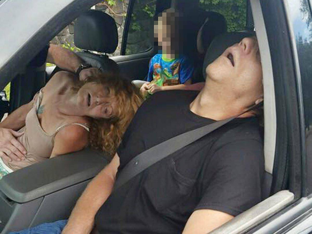 Fotografije šokirale SAD: Pred sinom se predozirali heroinom