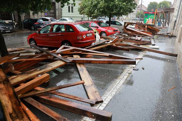 Osijek: Jak vjetar srušio drvenu skelu
